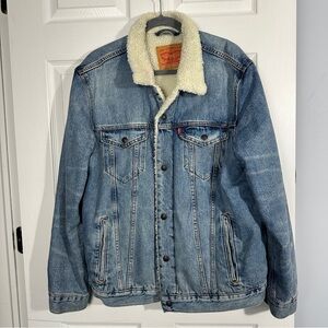 Levi's denim jacket, faux sherpa lined, size XL, fall, autumn, outdoors